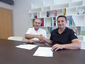 El presidente de la Fundació Caixaltea y Bernabé Cano, alcalde de La Nucía,tras la firma del convenio