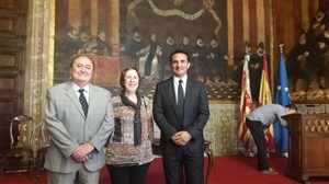 La "acadèmica" Carme Miquel junto a Bernabé Cano, alcalde de La Nucía y Pedro Lloret, concejal de Cultura de La Nucía