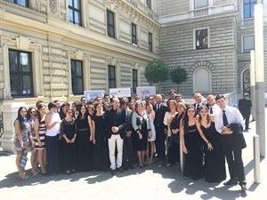 Músicos de la OJPA junto a Francesc Sempere, director de l'Auditori de La Nucía, delante del Instituto Cervantes de Viena