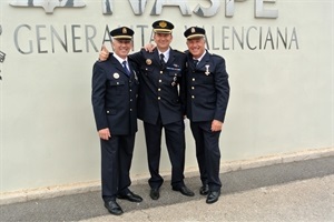 Los dos agentes condecorados junto al Jefe de la Policía Local de La Nucía