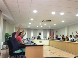Votación en el pleno ordinario de julio esta mañana en el Ayuntamiento de La Nucía