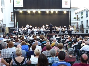 El público llenó la plaça Major para este concierto del 35 anviersario de la banda de la Unió Musicald e La Nucia