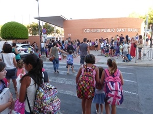 Los alumnos del Colegio Público Sant Rafel en su "vuelta al cole"