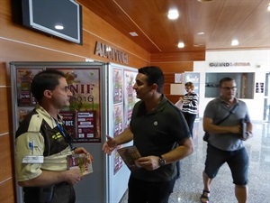 Bernabé Cano, alcalde de La Nucía, hablando con uno de los ponentes del IX SINF