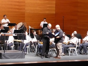 El compositor José Calatayud recibió un detalle por parte d ela Unió Musical de La Nucía
