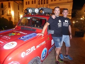 Los nucieros Jacinto Llorens y Javi Fracés delante del Reanult 4 con el que realizarán este I Guadalquivir Classic Rally.