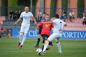 Una de las jugadas del partido entre La Nucía C.F. y Benidorm