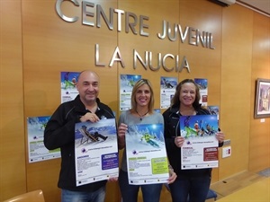 Presentación de los Viajes a la Nieve por parte de Juan José Serrano y Stefanie Lavarde del Cub Esquí Altea y Mª Jesús Jumilla, concejala de Juventud