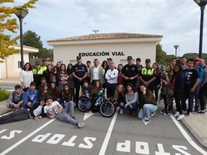 Escolares del IES de Benissa junto a la Policía Local de Benissa y La Nucía y los concejales de ambas poblaciónes