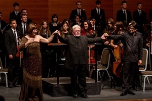 La soprano Maite Alberola, el tenor José Sempere y el director Francisco Maestre saludan al público. Foto de: Nelly del Arbo