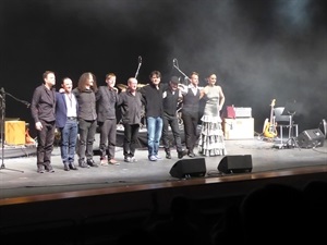 Músicos y bailarines que participaron en el concierto de presentación de "Inolvidables" en l'Auditori de La Nucía