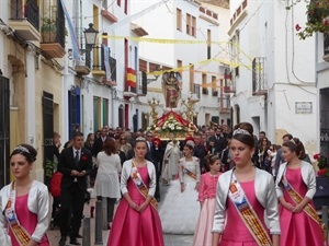 La riena Olga Rodríguez y sus damas en la procesión de Sant Rafel