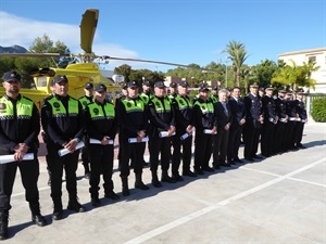 Toda la plantilla de la Policía Local de La Nucía junto a Bernabé Cano, alcalde de La Nucía y Serafín López, concejal de Seguridad Ciudadana