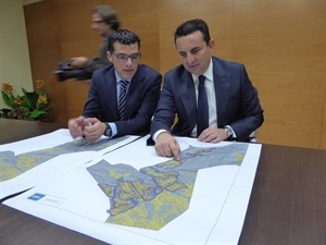 Bernabé Cano, alcalde de La Nucía y Miguel Ángel Ivorra, concejal de Urbanismo, mirando la red de fibra óptica