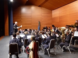 Ramón Lorente dirigiendo a la banda en el Concierto de Santa Cecilia 2016
