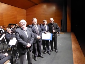 Ioan Muntean (clarinete) recibiendo del diploma de entrada a la banda de la Unió Musical La Nucía