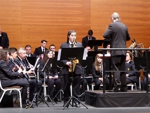 La saxofonista Júlia Morales durante su intervención como solista en el concierto
