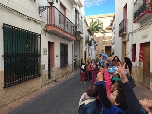 Los alumnos de 2.B del Colegio Muixara en el carrer la Llosa