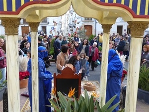 Más de 200 niños entregaron su carta al Paje Real en la plaça Major de La Nucía