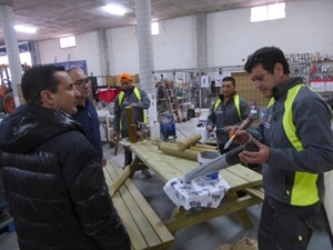 Bernabé Cano, alcalde de La Nucía, viendo el trabajo de los peones del EMCORP en el Almacén Municipal