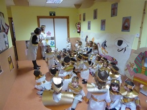 Los 126 alumnos de "El Bressol" se han disfrazado de faraones y han decorado l'escola con temática egipcia