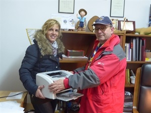 María Jesús Jumilla, concejala de Juventud, hace entrega de la impresora a Vicent Devesa, pte. Grup Scout La Nucía