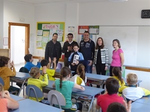 En el Colegio Elian's la alumna Patricia Calvo recibió la cámara de fotos acuática de manos de Sergio Villalba, concejal de Educación