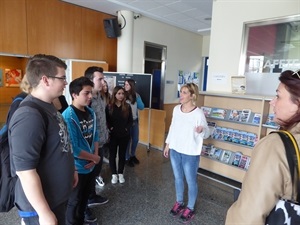 Mª Jesús Jumilla, concejala de Juventud, explicando las instalaciones del Centre Juvenil de La Nucía.