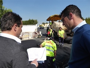 Bernabé Cano, alcalde de La Nucía y Miguel A. Ivorra, concejal de Urbanismo, visitando las obras de reasfaltado de la Urb. Kristal