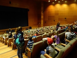 250 escolares de La Nucía y Polop disfrutaron de "L'Aneguet Lleig" en l'Auditori