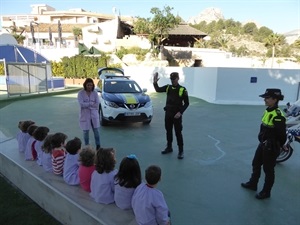 Los agentes explicando su oficio de policía a los alumnos de l'Escola Infantil El Bressol