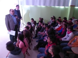 Pedro Lloret, concejal de Cultura y Sergio Villalba, concejal de Educación, presentaron la Primavera Cultural en el Colegio Sant Rafel ante más de 150 niños