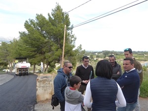 Bernabé Cano, alcalde de La Nucía, se reunió con los vecinos de El Tossal para explicarles la actuación