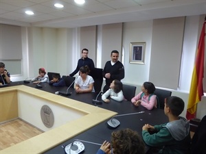 Los alumnos han formulado diferentes preguntas a Bernabé Cano, alcalde de La Nucía y Pepe Cano, concejal de Participación Ciudadana