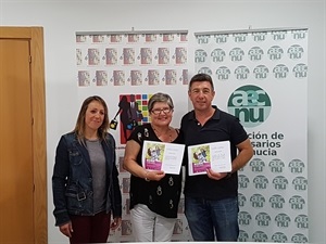 Juan Andrés Montiel, pte. AECNU y Eva Mª Naranjo, concejala comercio, entregaron su premio a Adelina Cantó por su compra en Pa i Mès