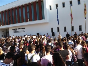 Los 321 alumnos fueron convocados en la plaça l'Almàssera para distribuirlos por edificios