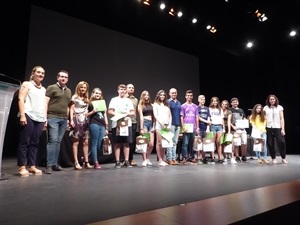 Ganadores y finalistas del XI Concurso de Ortografía junto al concejal Pepe Cano.