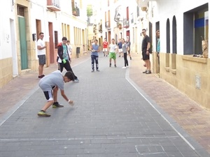 Alumnos del Instituto jugando al "raspall" en el carrer Enmig