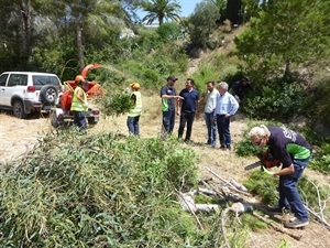 Bernabé Cano, alcalde de La Nucía, y Serafín López, concejal de Empleo, han acudido esta mañana a la limpieza de bararncos