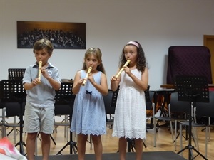 También actuaron con "flautas dulces" tres alumnos del Jardín Musical