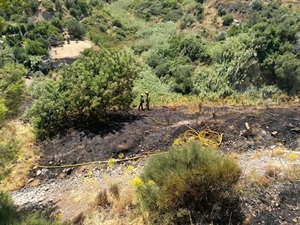 Durante toda la tarde una dotación de forestales refrescó la zona para evitar que rebrotase el incendio