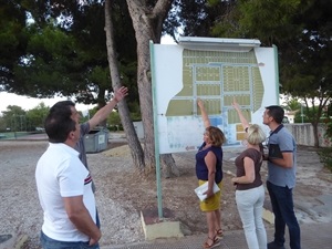 Los vecinos explicando el plano de la Urbanización donde se necesitan actuaciones concretas