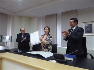Carme Miquel tras recibir el nombramiento de "Filla Predilecta de La Nucia" de manos de Bernabé Cano, alcalde de La Nucía