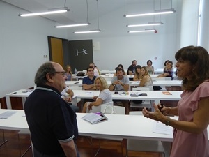 La profesora Vigela Lloret y el concejal de Seu Universitària, Pedro Lloret, en la inauguración del curso