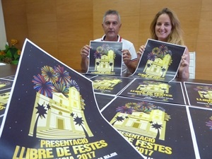 Esperanza Puerta, majorala 2017 y Cristóbal Llorens, con el carte de la "Presentació del Llibre de Festes 2017"