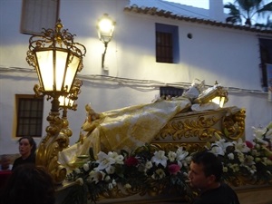 La Mare de Déu d'Agost sale en procesión por las calles de La Nucía en día grande de las fiestas