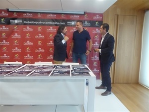 Tras la presentación, el concejal de Deportes, Sergio Villalba, conversa con  Manolo Bueno, director del Levante, y Fran Serrejón, director de ElPozo Muricia