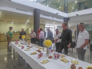 Tras la reunión, los presentes se han quedado acercando posturas en un vino de honor organizado por el Ayuntamiento de La Nucía.