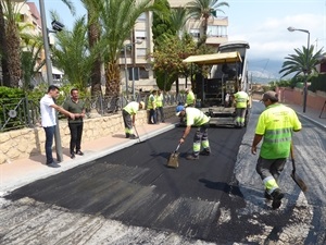 Bernabé Cano, alcalde de La Nucía y Miguel Ángel Ivorra, concejal de Urbanismo visitando las obras de asfaltado de la carretera de Altea