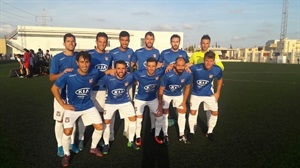El C.F. La Nucía jugó en Almazora con su segunda equipación, azul y blanco